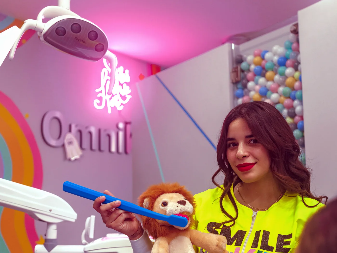 Odontopediatra enseñando cepillado con un muñeco