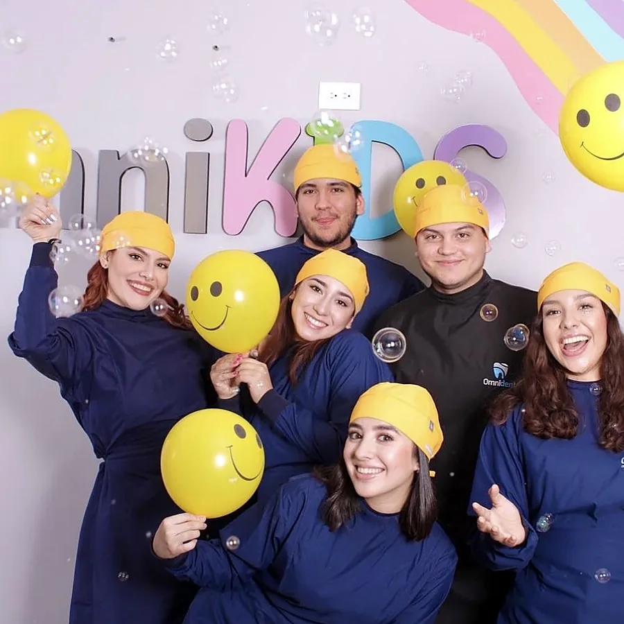 Equipo Omnikids recibiendo a las familias
